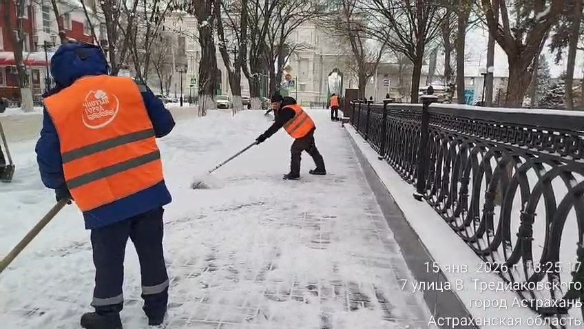 Астраханские коммунальные службы борются с последствиями снегопада — фото 5