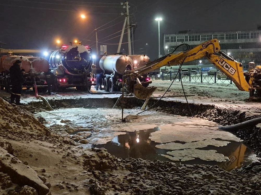 Бой за воду: «Астрводоканал» в мороз ликвидирует масштабную аварию на левобережье