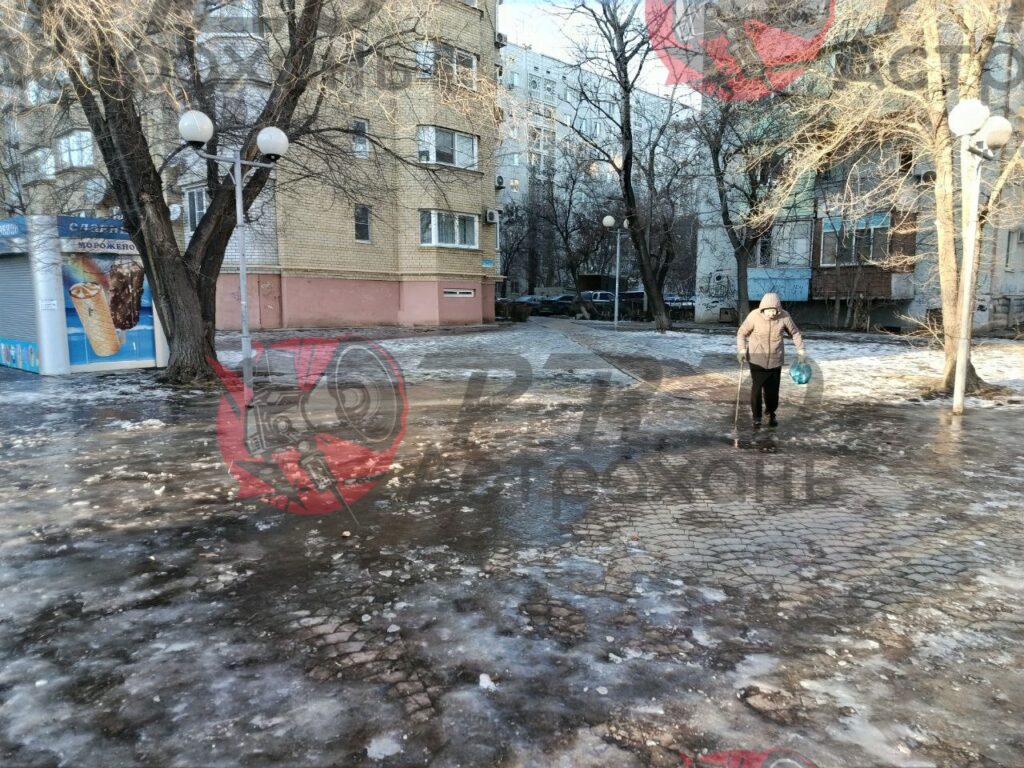 То озеро, то каток: астраханские улицы продолжают напоминать полосу препятствий — фото 1