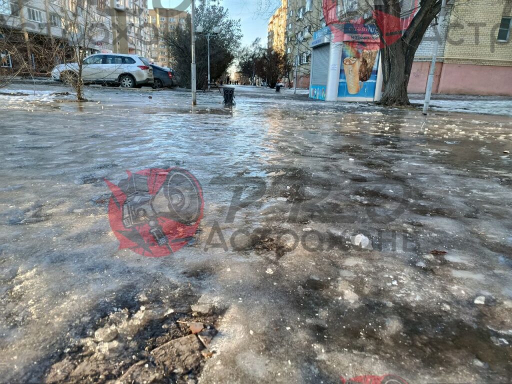 То озеро, то каток: астраханские улицы продолжают напоминать полосу препятствий — фото 2