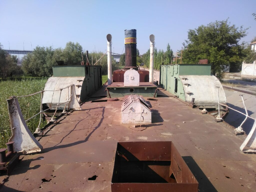 В Астрахани пустили на металлолом старинный колесный пароход 1940-х годов — фото 1