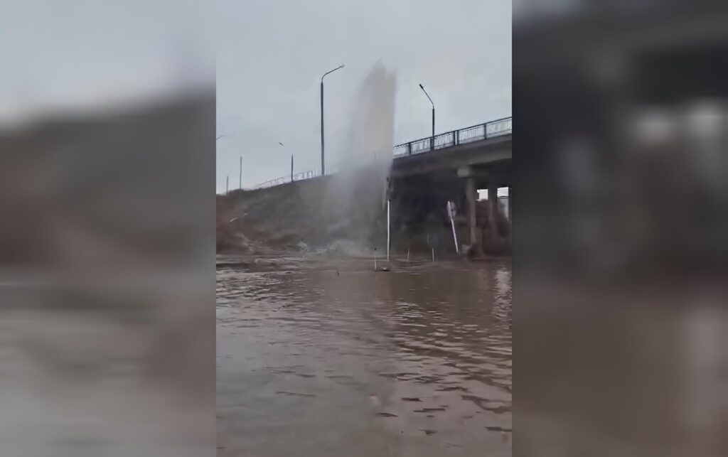 В Астрахани под мостом появился новый «фонтан»