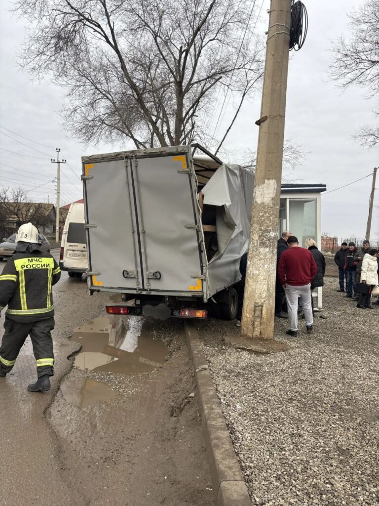 «Газель» протаранила остановку: в Астрахани случилось пугающее ДТП с одним пострадавшим — фото 1