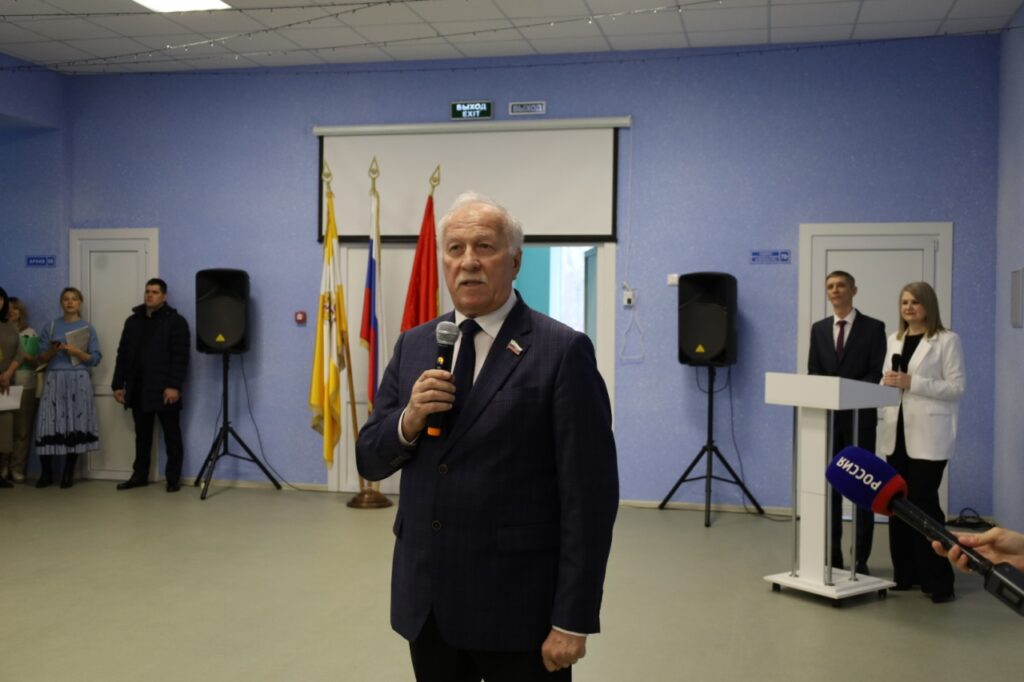 Николай Великдань открыл обновленную школу в поселке Советское Руно
