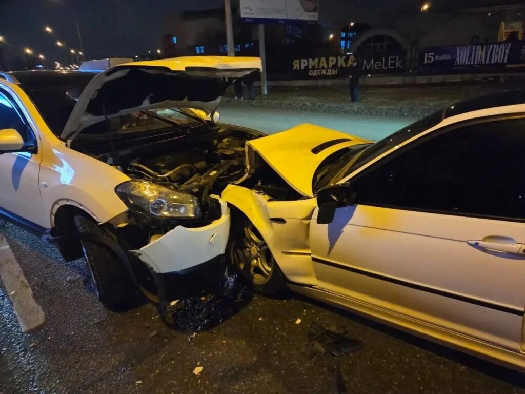 В Астрахани водитель BMW выехал на встречку и протаранил Nissan: пострадал ребенок