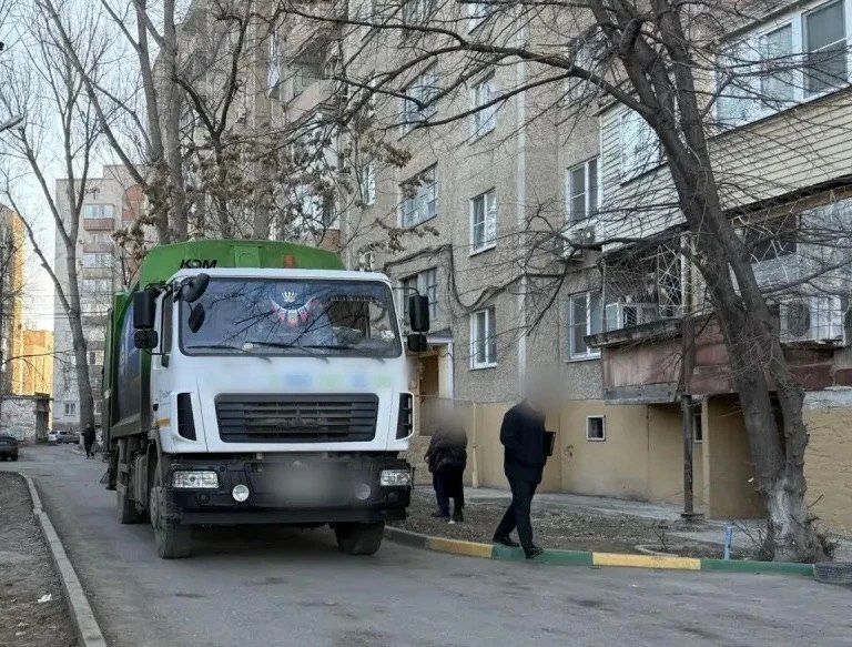 В Астрахани мусоровоз насмерть сбил женщину во дворе жилого дома