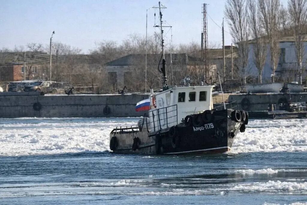 Зимние проблемы с переправами в Астраханской области: более десятка паромов вышли из строя из-за льда и шуги