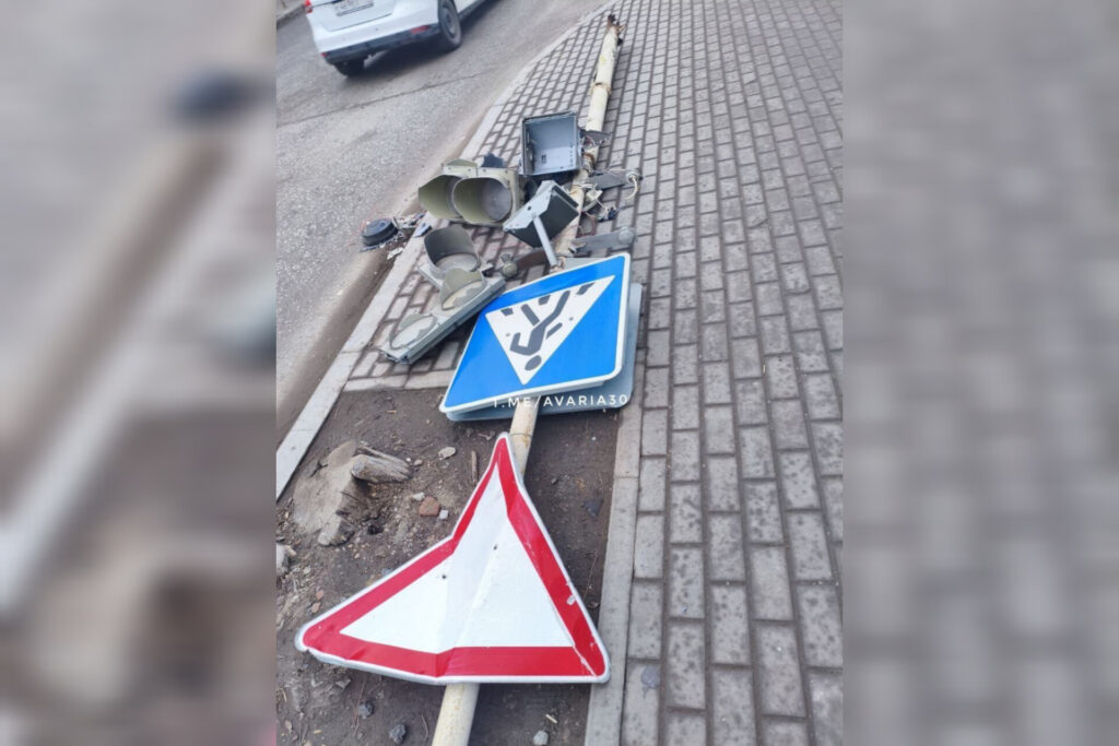 Грузовик задел ветки, повалившие светофор: в центре Астрахани случилось странное происшествие