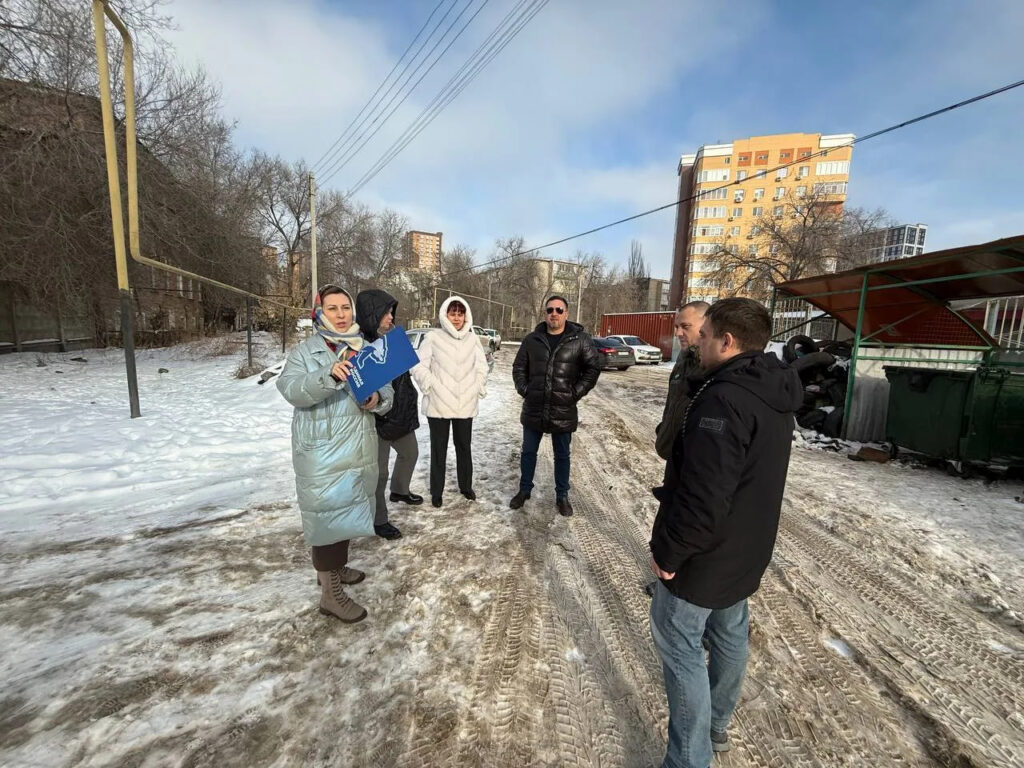 Астраханцы пожаловались депутатам на вечно захламленную мусорную площадку