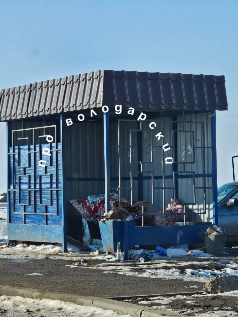 Остановка у парома в Астраханской области превратилась в карточный клуб