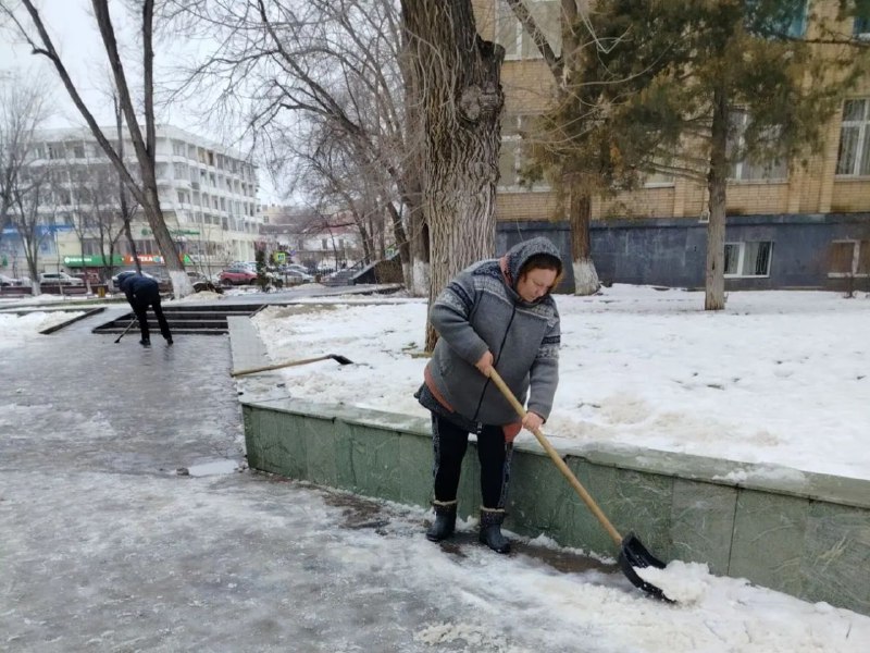 Астраханские коммунальщики за выходные убрали 900 кубов снега — фото 1