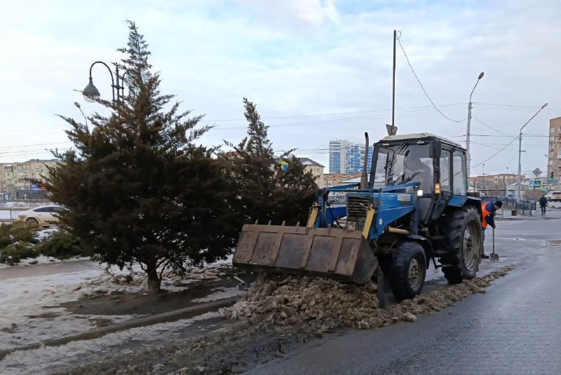 Астраханские коммунальщики за выходные убрали 900 кубов снега