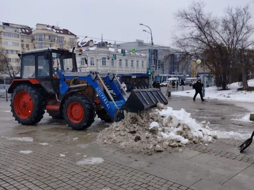 Астраханские коммунальщики за выходные убрали 900 кубов снега — фото 2