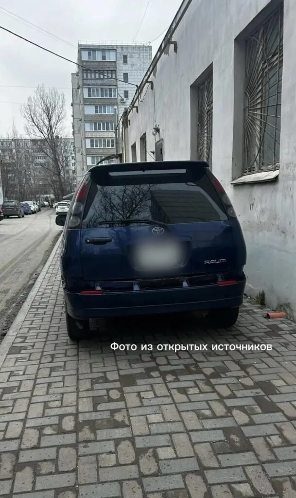 В Астрахани продолжают штрафовать любителей парковки на тротуарах благодаря соцсетям — фото 1