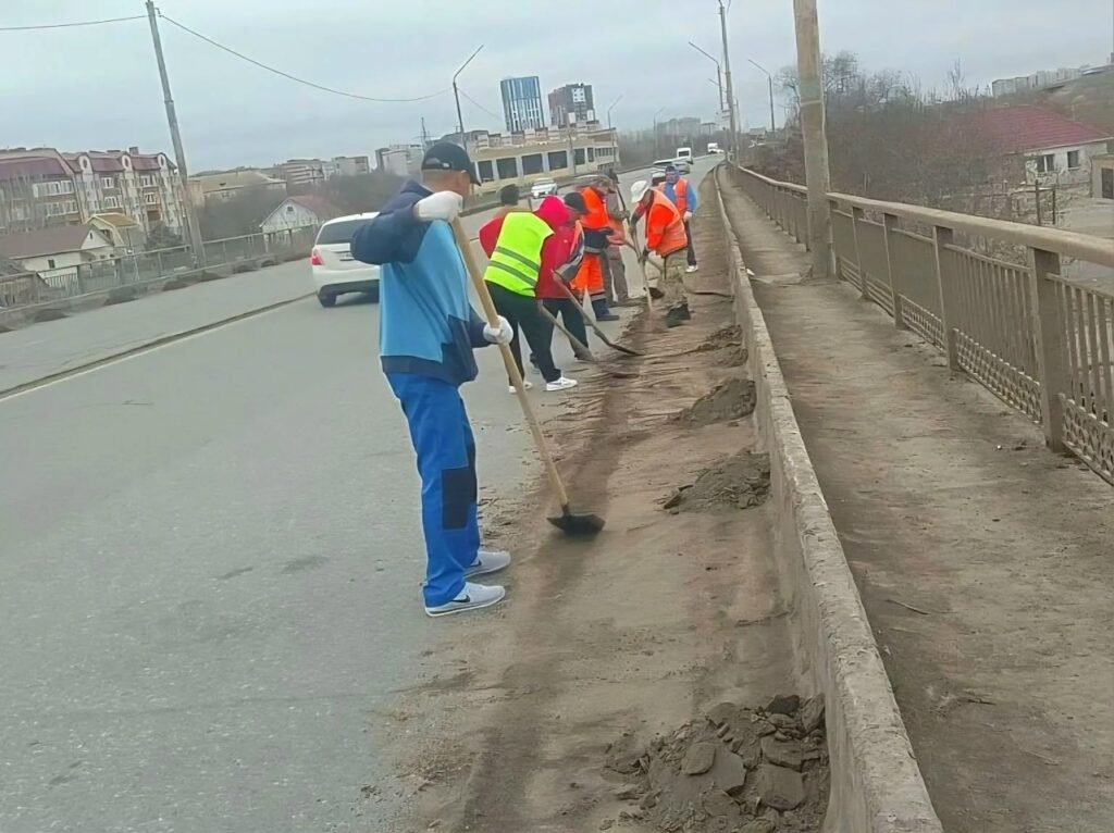 В Астрахани началась весенняя генеральная уборка: с улиц вывезли 1660 тонн мусора — фото 4