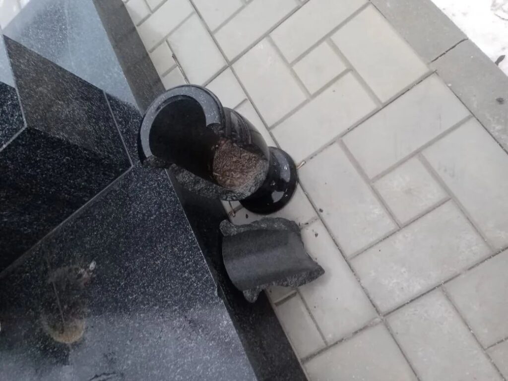 Вандалы осквернили мемориальный парк в Астраханской области