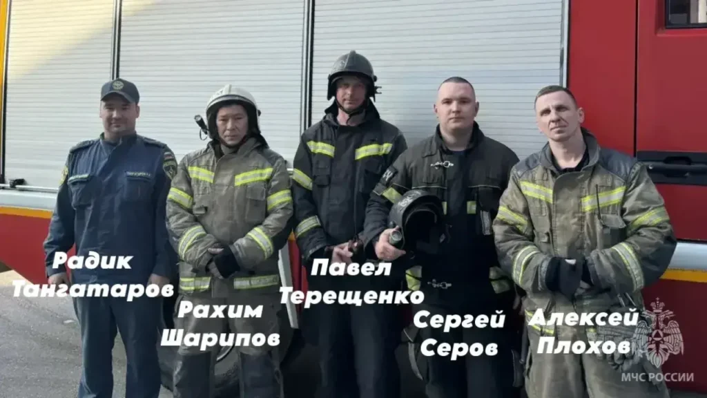 В Астрахани горела девятиэтажка: пожарные вытащили 18 человек, один погиб — фото 2