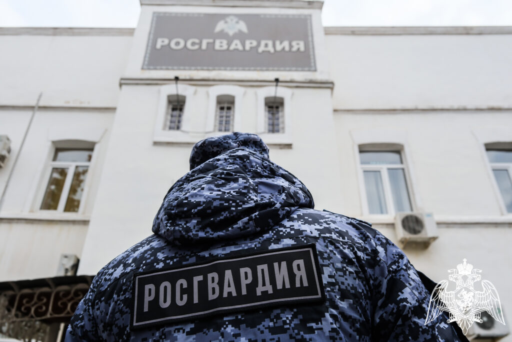Алкоголь, баркас и росгвардейцы: в Астраханской области неожиданно задержали мужчину, находящегося в федеральном розыске