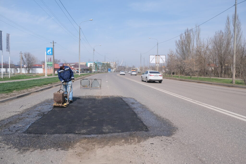 На улицах Адмирала Нахимова и Савушкина залатали ямы