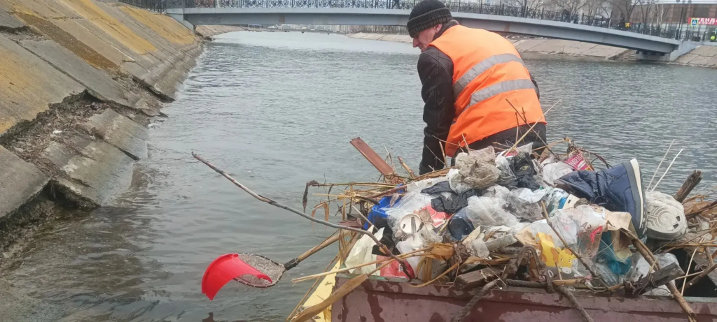 В Астрахани коммунальщики убирают мусор с водоемов и красят мосты