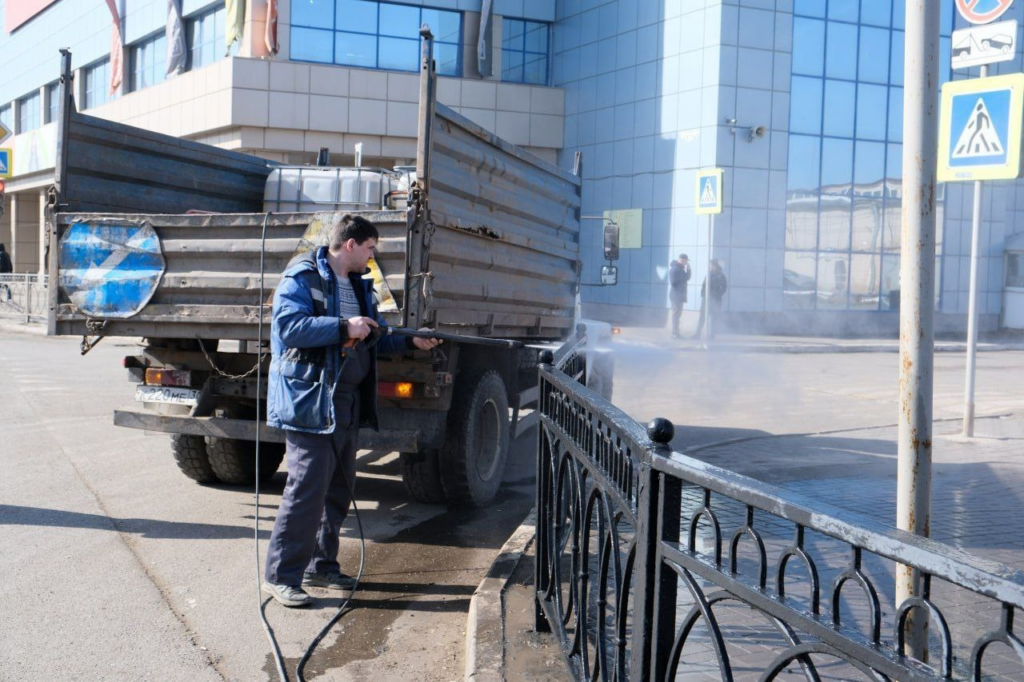 Моют и чистят: в Астрахани коммунальщики взялись за Новый мост — фото 1