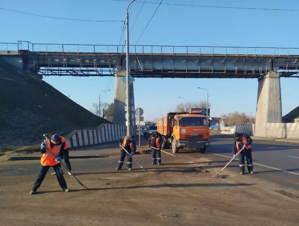 Моют и чистят: в Астрахани коммунальщики взялись за Новый мост — фото 2