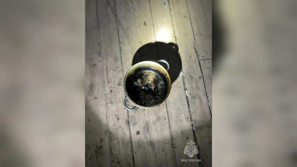 Пожарные вынесли астраханку из горящей квартиры через окно