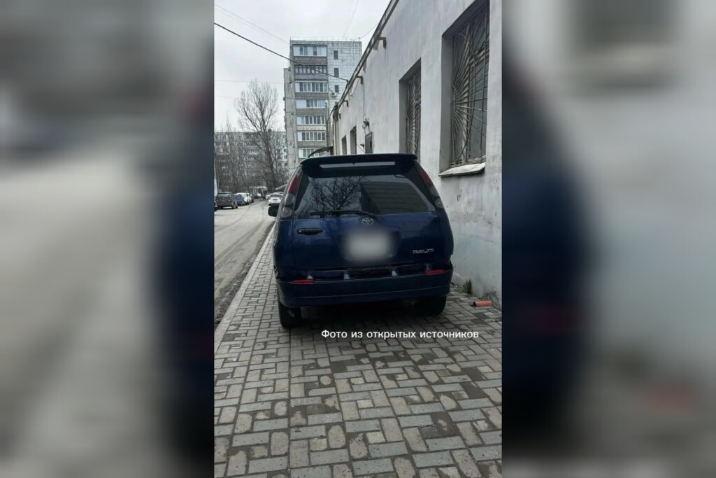 В Астрахани продолжают штрафовать любителей парковки на тротуарах благодаря соцсетям