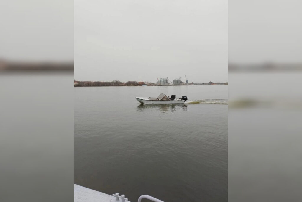 Лодка с двумя мужчинами налетела на дерево в Астрахани и перевернулась