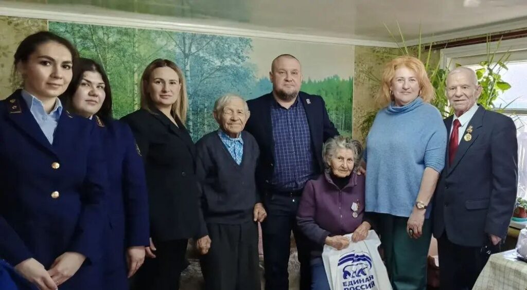 Депутаты навестили ветерана Великой Отечественной войны Владимира Бабанина в преддверии 23 февраля