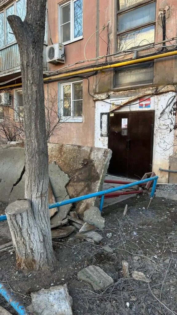 В центре Астрахани рухнул козырек над подъездом пятиэтажки