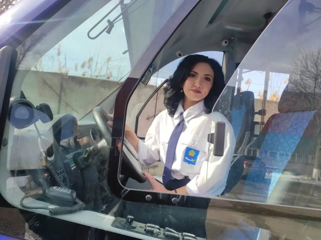 Водители астраханских автобусов нашли потерявшуюся бабушку и вернули семье — фото 3