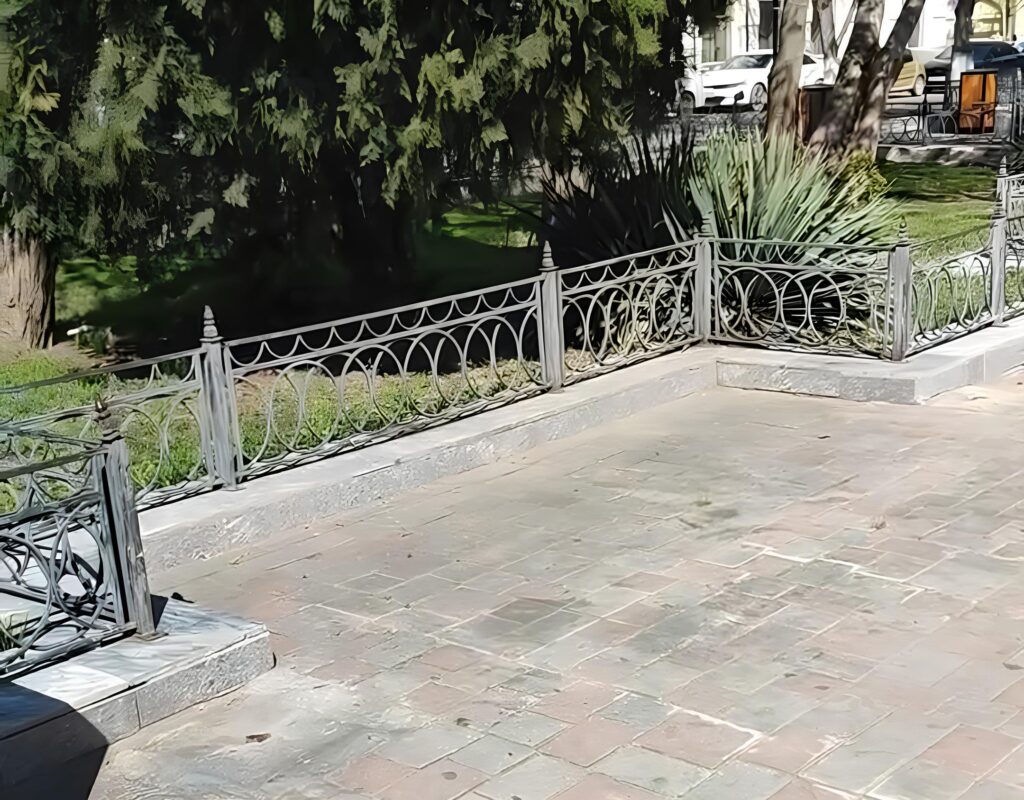 В Астрахани из сквера в центре города исчезли все лавочки