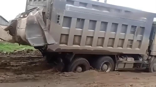 Большегрузы уничтожили дорогу в селе под Астраханью