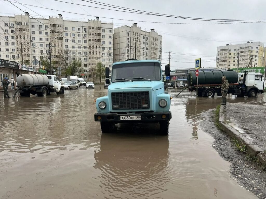 С улиц Астрахани вывезли более трех тысяч кубометров воды после ливня