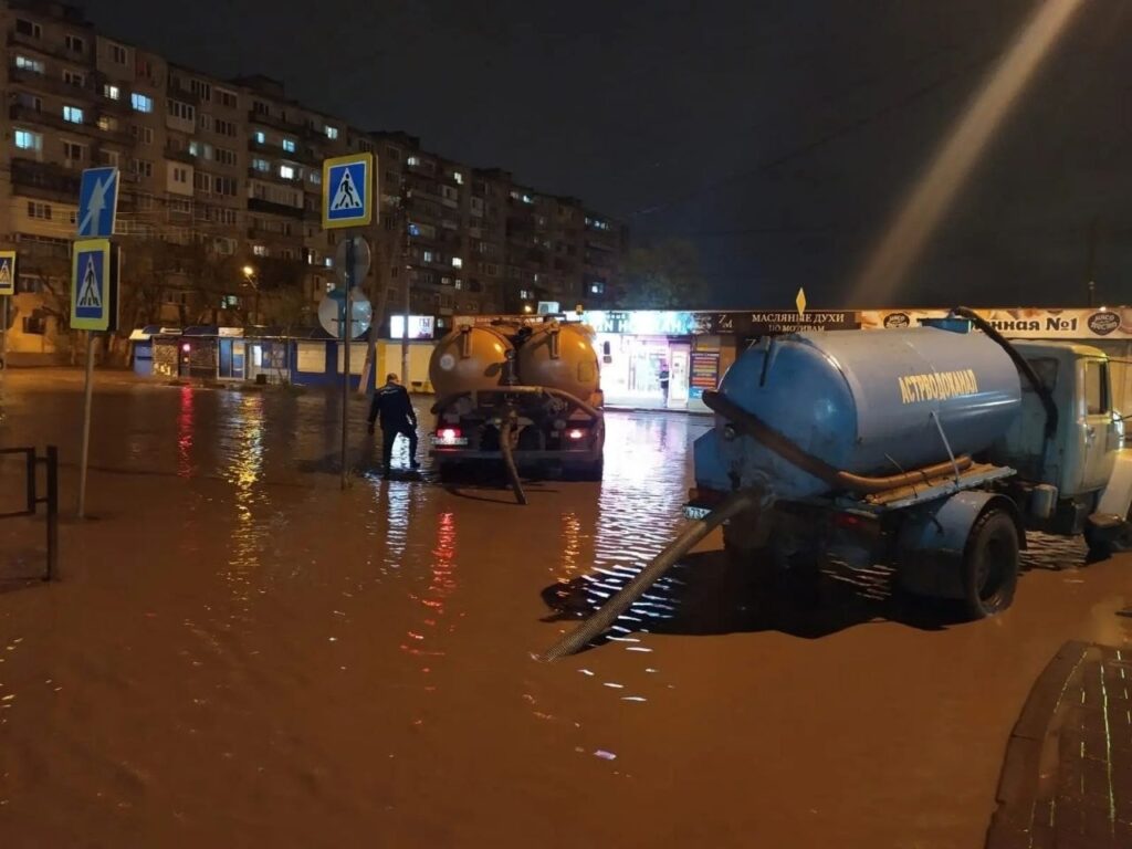 С улиц Астрахани вывезли более трех тысяч кубометров воды после ливня