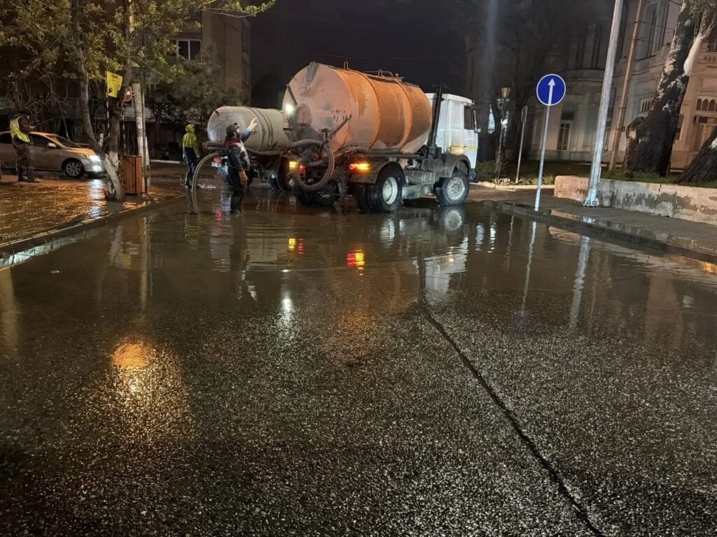 С улиц Астрахани вывезли более трех тысяч кубометров воды после ливня