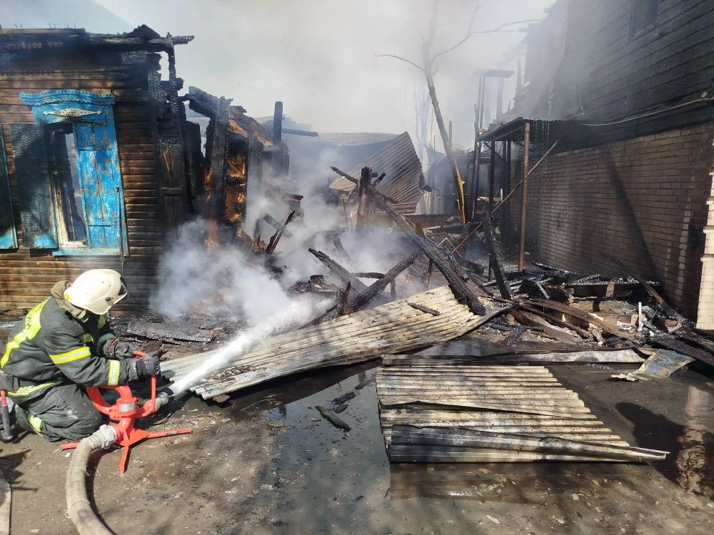В Кировском районе Астрахани горят два жилых дома