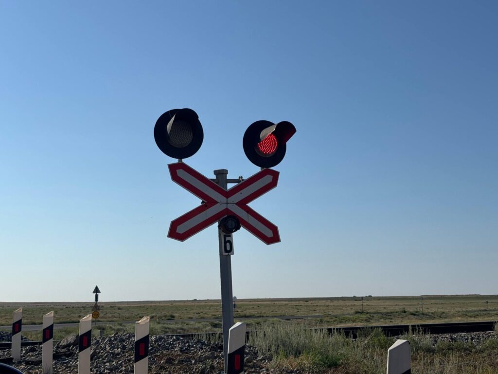 В Астраханской области на ночь ограничат проезд через железнодорожный переезд