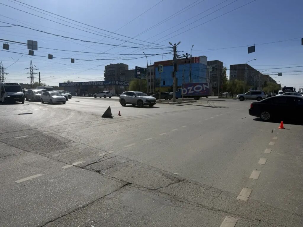 В Астрахани маршрутка проехала на красный и перевернулась: пострадали 7 человек — фото 3
