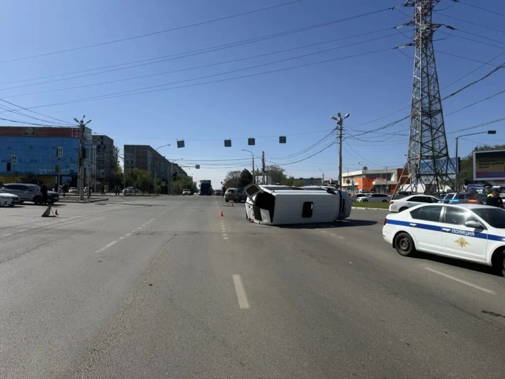 В Астрахани маршрутка проехала на красный и перевернулась: пострадали 7 человек — фото 4