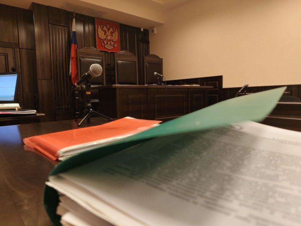 В Володарском районе мужчина втянул детей в преступление: они разбили чужую машину