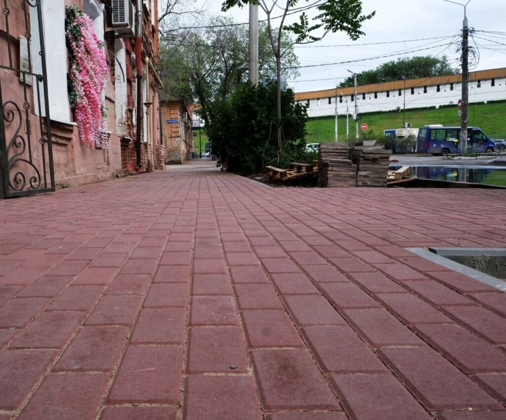 На улице Пугачёва в Астрахани заканчивают ремонт тротуаров На улице Пугачёва в Астрахани заканчивают ремонт тротуаров
