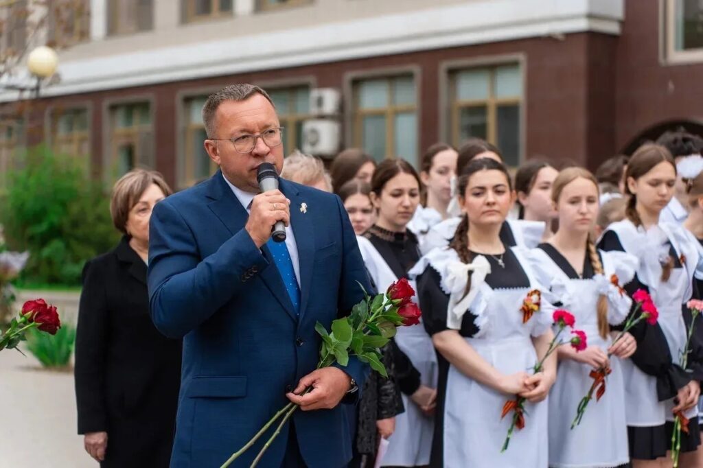 В Трусовском районе открыли обновлённый монумент выпускникам школы № 55, погибшим в годы Великой Отечественной войны В Трусовском районе открыли обновлённый монумент выпускникам школы № 55, погибшим в годы Великой Отечественной войны