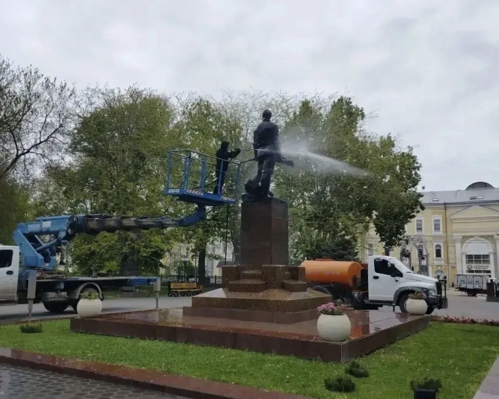 Астрахань расцветает к празднику — город активно озеленяют