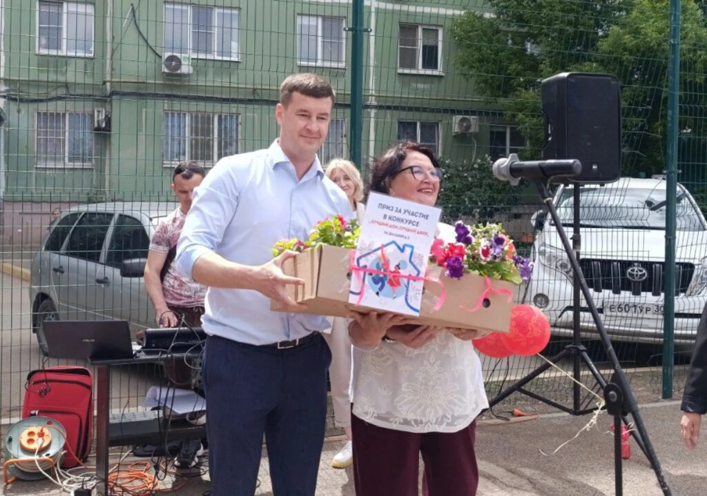 В Астрахани выбрали «Самый дружный дом»: табличка появилась на улице Дальней