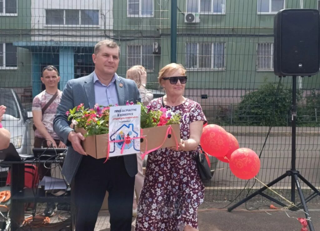 В Астрахани выбрали «Самый дружный дом»: табличка появилась на улице Дальней