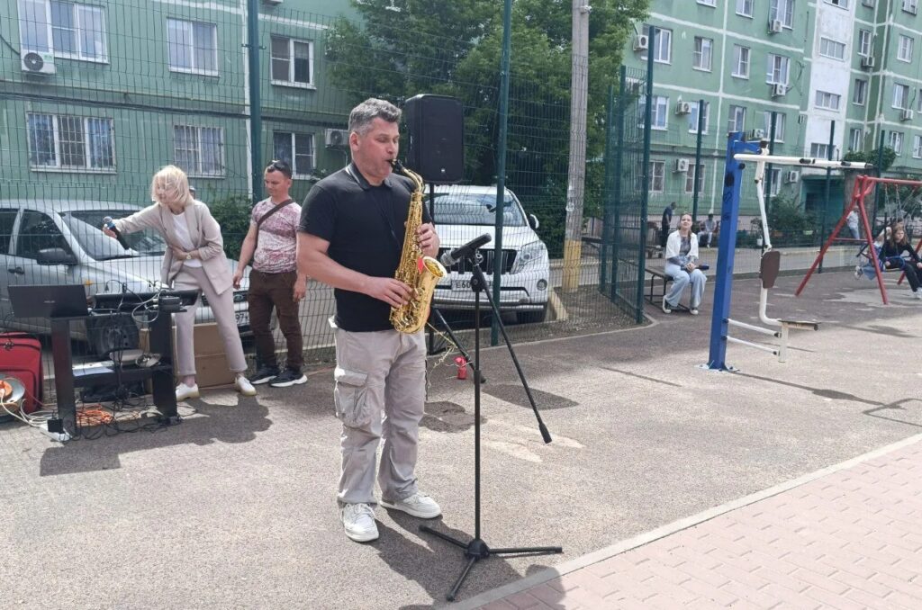 В Астрахани выбрали «Самый дружный дом»: табличка появилась на улице Дальней