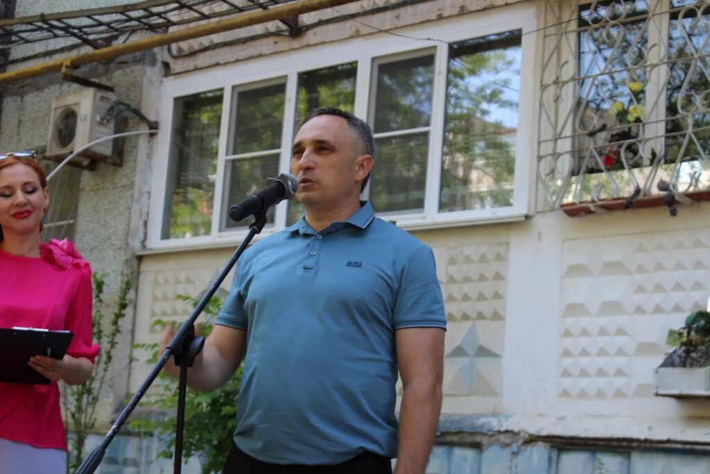 На улице Бориса Алексеева открыли табличку «Молодые руки района»