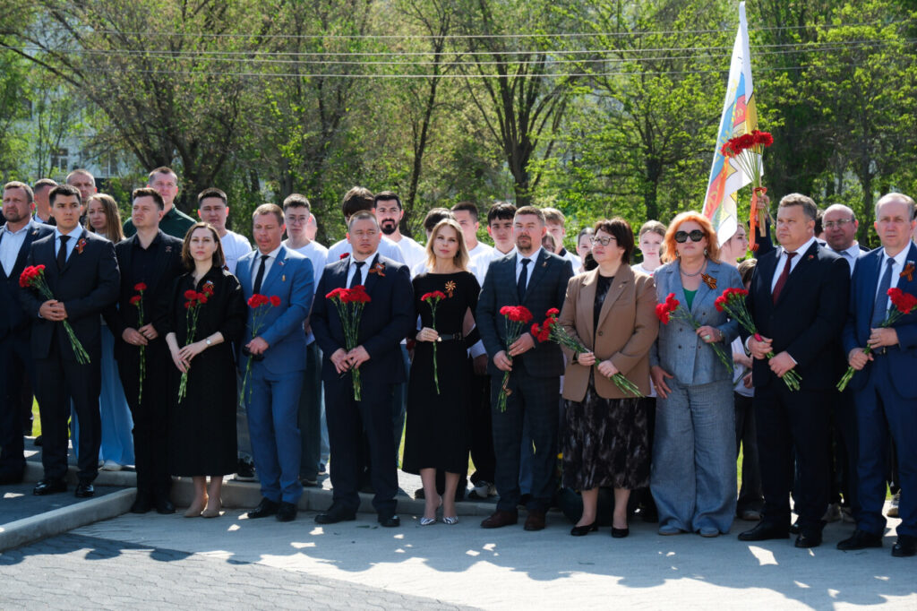 Депутаты Городской Думы приняли участие в памятном мероприятии у стелы «Город трудовой доблести» — фото 2